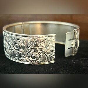 Vintage Victorian Revival Floral Repoussé Hinged Bangle - 34g 1” Wide
